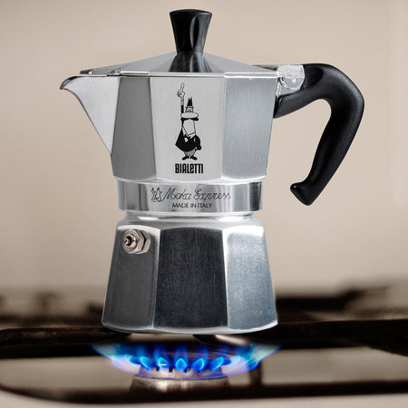 Brygning af espresso med Bialetti Moka Express – autentisk italiensk kaffetradition
