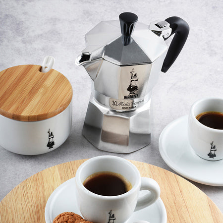 Topvinkel af Bialetti Moka Express – låg, tud og greb i ergonomisk design
