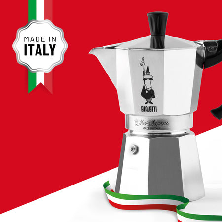 Detalje af Bialetti-logoet på mokkakanden – symbol på italiensk kvalitet og tradition