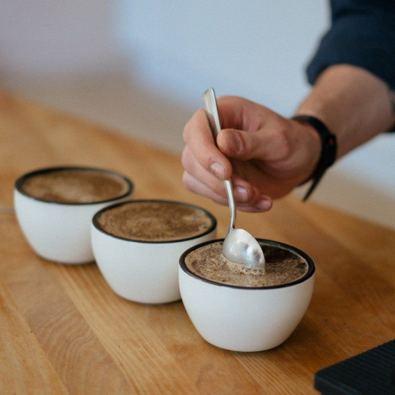 mand cupper kaffe med cupping kopper