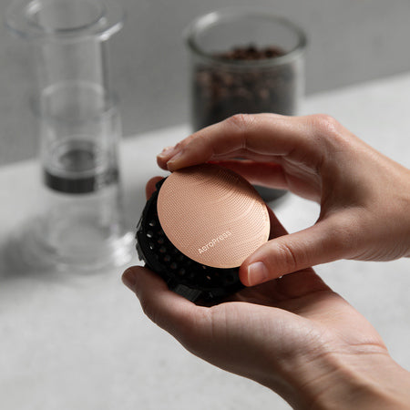 AeroPress genanvendeligt stålfilter guldtonet