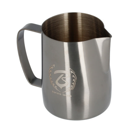 Barista Space - 600 ml Sandy Black Mælkekande