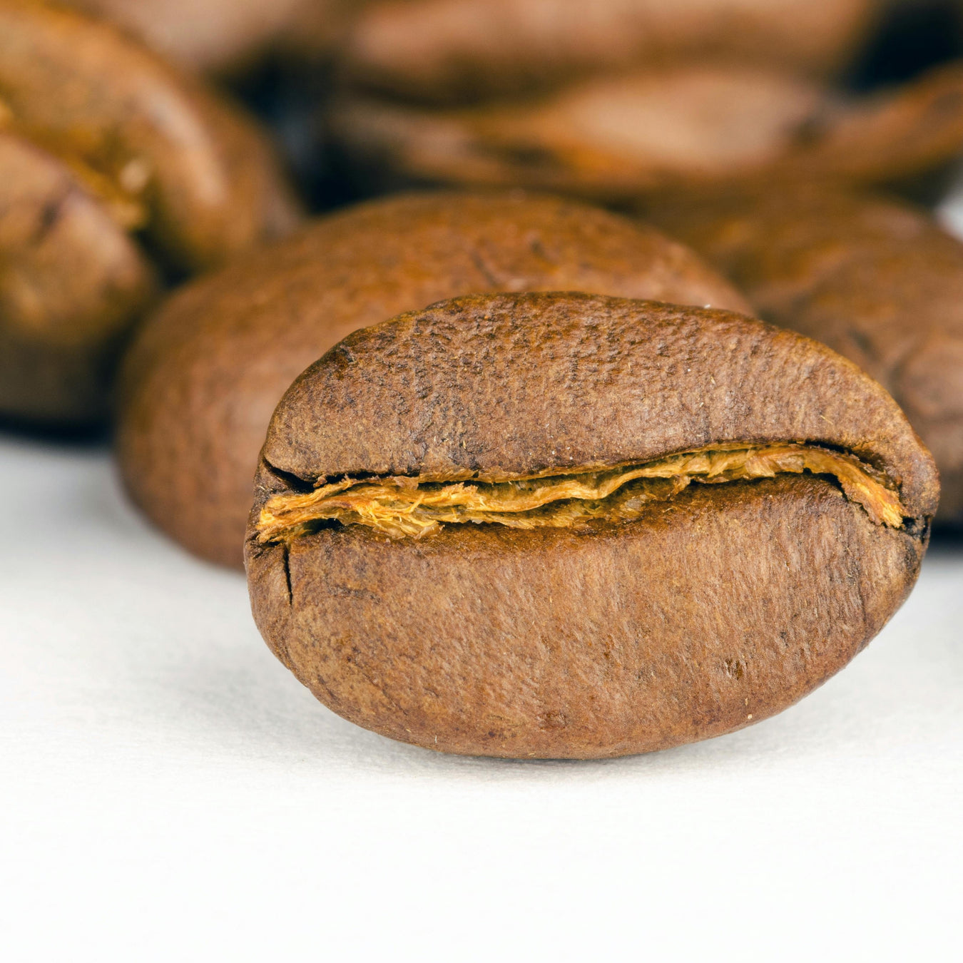 Hele Colombia Supremo kaffebønner tæt på, klar til at blive kværnet til kaffe
