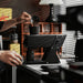 Barista hælder kaffebønner i MHW-3BOMBER F74 Navigator elektrisk kaffekværn