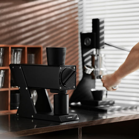 MHW-3BOMBER F74 Navigator elektrisk kaffekværn på træbord i moderne kaffebar