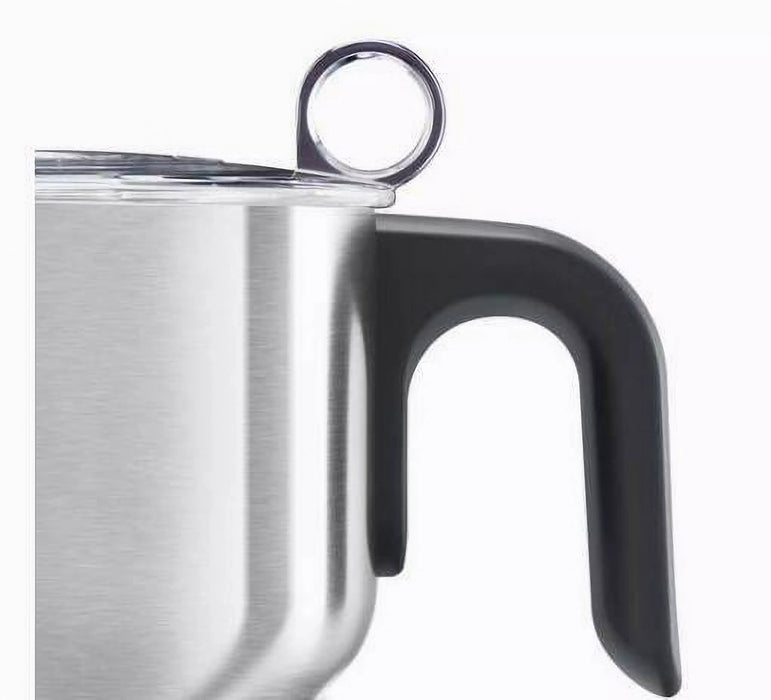 Viser håndtag og låg af mælkeskummeren fra Sage.