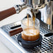 Timemore Black Mirror Dot sort kaffevægt under espressomaskine med espresso, der brygges direkte i et glas