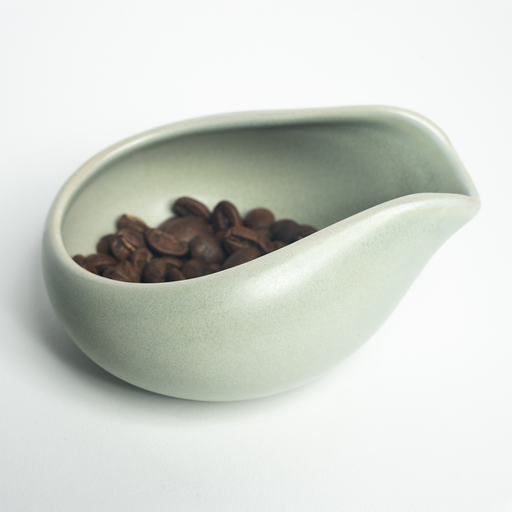 Loveramics dosing tray med kaffebønner i lysegrøn keramik