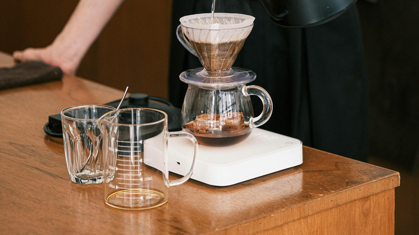 Pour over kaffebrygning hvor der bruges forskelligt kaffeudstyr. Elkedel som bruges er fra Timemore.